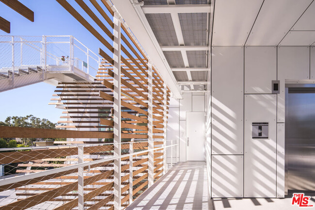 Building Photo - 935 N San Vicente Blvd