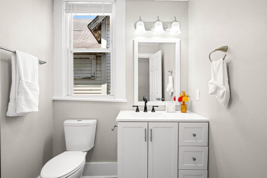 Building Photo - 639 Maple St