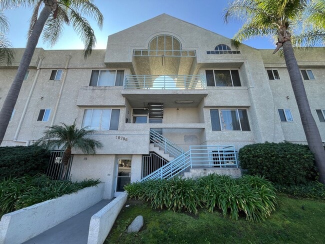 Primary Photo - Upgraded 2+2 w/in-unit laundry + water + trash services included!