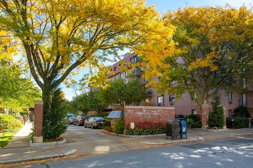 Building Photo - 125 Pleasant St