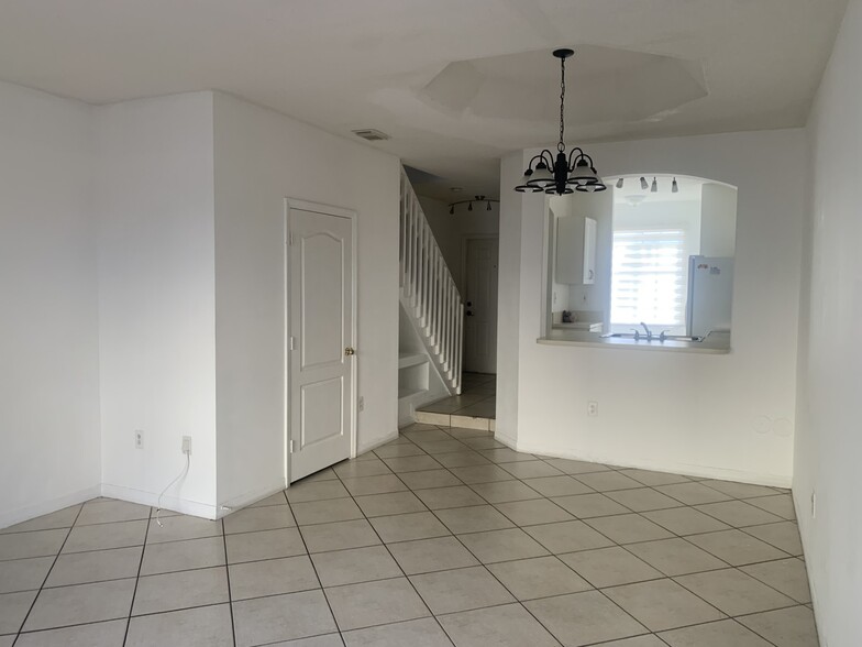 DINNING & 1/2 BATH - 8336 NW 10th St