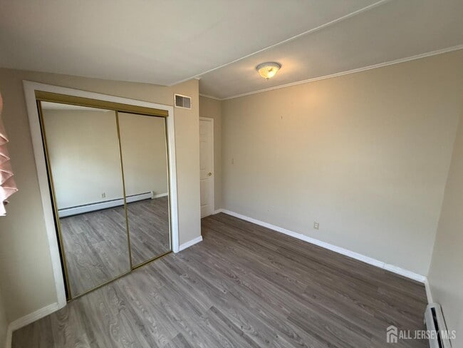 Building Photo - 628 Grove Ave