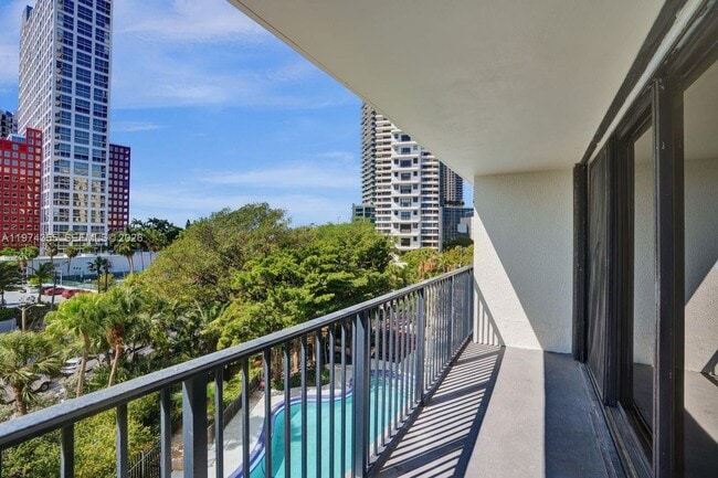 Building Photo - 1450 Brickell Bay Dr