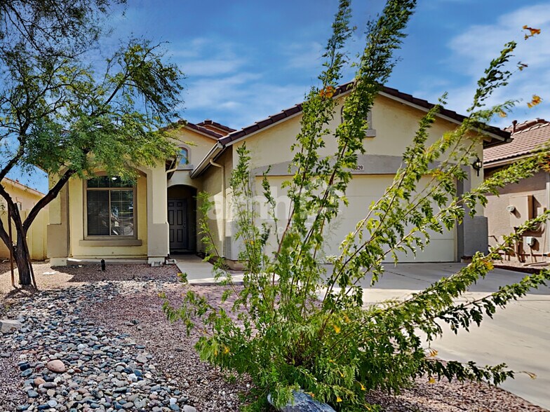 Primary Photo - 8829 W Hilton Ave