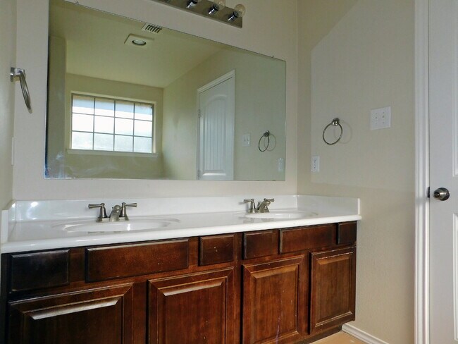 Building Photo - Beautiful 4/2/2 in SW Lubbock