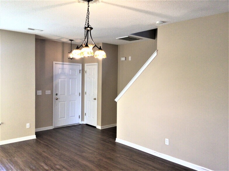 Building Photo - 6140 Glen Way Dr