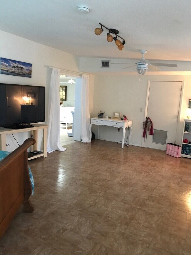 Building Photo - 5-Bedroom Pool Home with 2 Full Baths - Spacious 2373 Sq Ft Home in Englewood's Prime Location!"