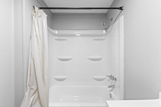 Building Photo - Newly Renovated 3-Bed Gem with Massive Yard – Modern Columbus Living!