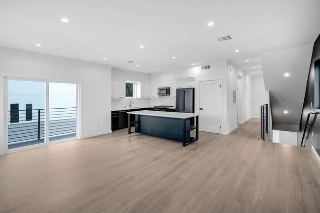 Building Photo - 5 Bedroom / 4 bathroom Fully Detached Townhouse in Echo Park with Private Garage