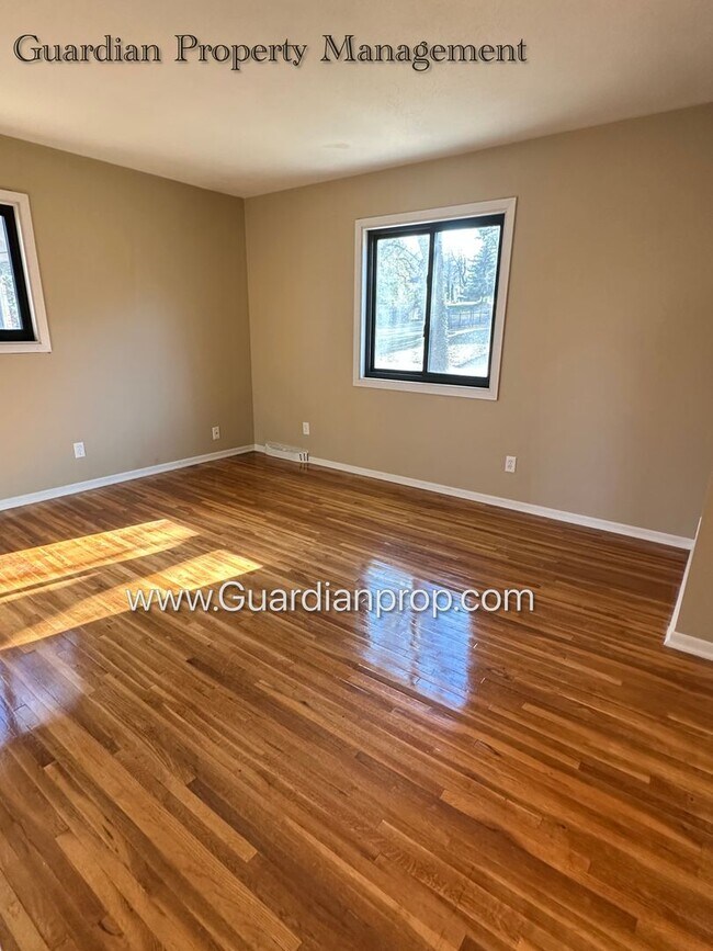 Building Photo - Burnsville Single Family Home, 2 Car Garage, Large Sun Room, Fireplace, Deck