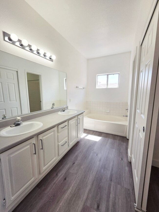 Building Photo - Gated Westpark Townhome | 3 Bed | 3 Bath | 2-Car Garage