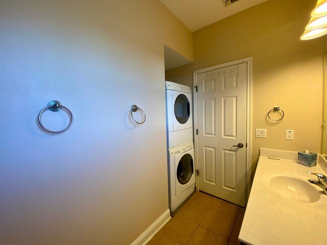 Building Photo - Large Home in Mueller!  Available for October!