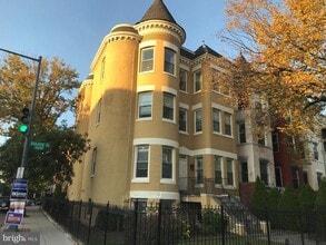 Building Photo - 1033 Park Rd NW