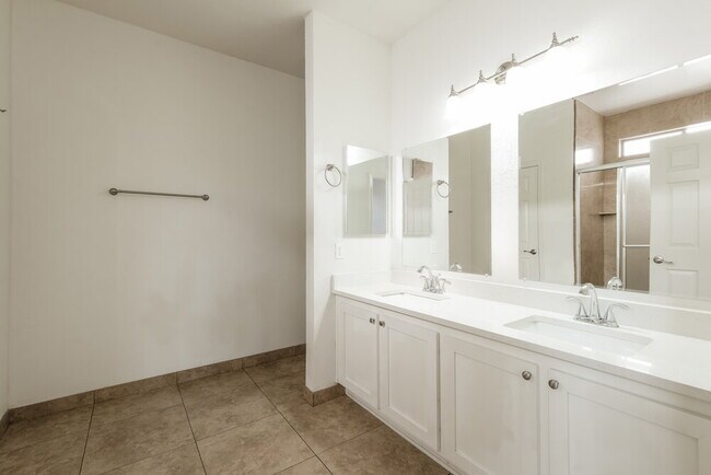 Building Photo - 3014 W Donner Dr