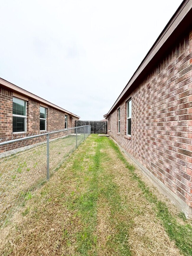 Building Photo - 1515 Justin Lp