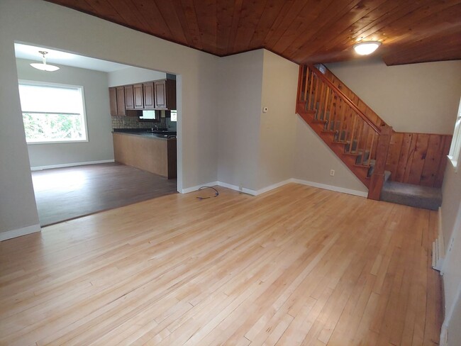 Primary Photo - 616-618 Spear Ave