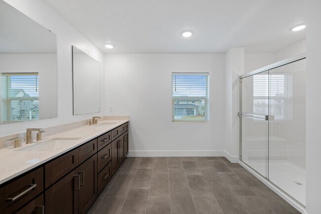 Building Photo - Move-In Ready Elegance - 4 Bedrooms! Pet Fridley!