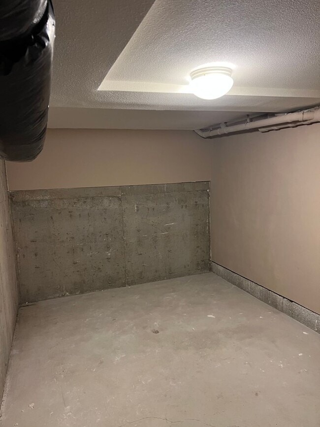 Building Photo - AUGUST RENT FREE with LIMITED SHOWINGS AVAILABLE on July 25th! - Gorgeous Townhome Style Condomin...