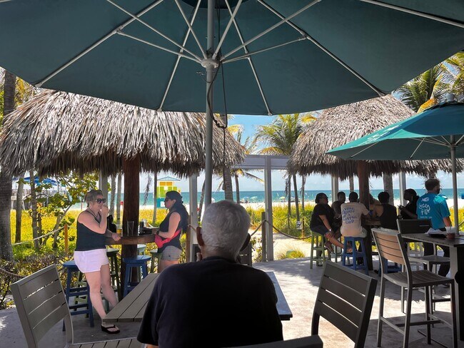 Building Photo - 3150 N Palm Aire Dr