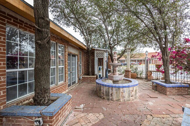 Building Photo - 1420 Corpus Christi St