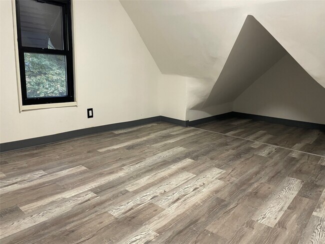 Building Photo - 50 Schubert St