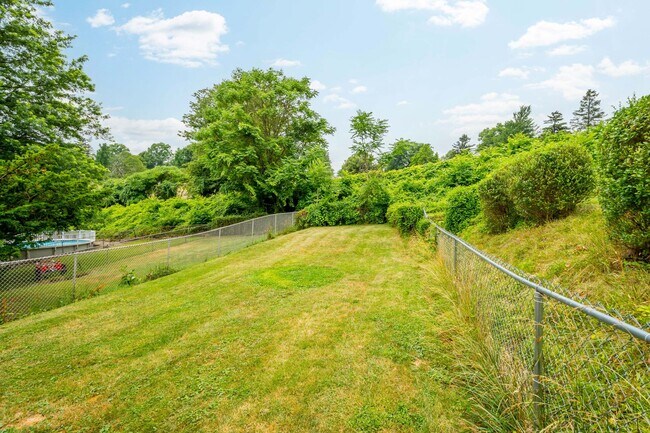 Building Photo - Stunning 3 bedroom home in Carrick available May 15!