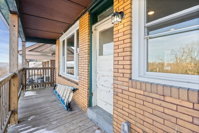 Building Photo - Completely Renovated 3 Bed/1 Bath Home - C...