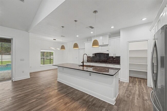Building Photo - 606 Royal Crest Dr