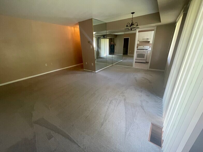 Living room - 10638 Weymouth St