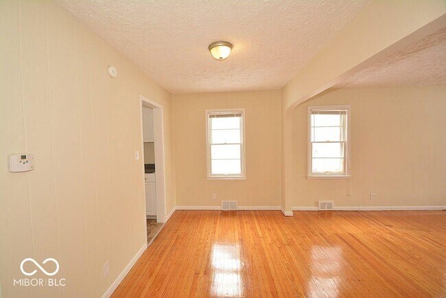 Building Photo - 5005 Indianola Ave