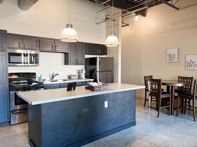 Building Photo - 225 S Main St