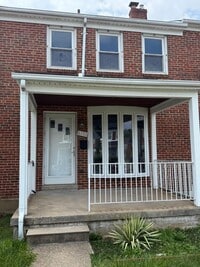 Building Photo - Updated Glen Oaks Townhome with Finished B...