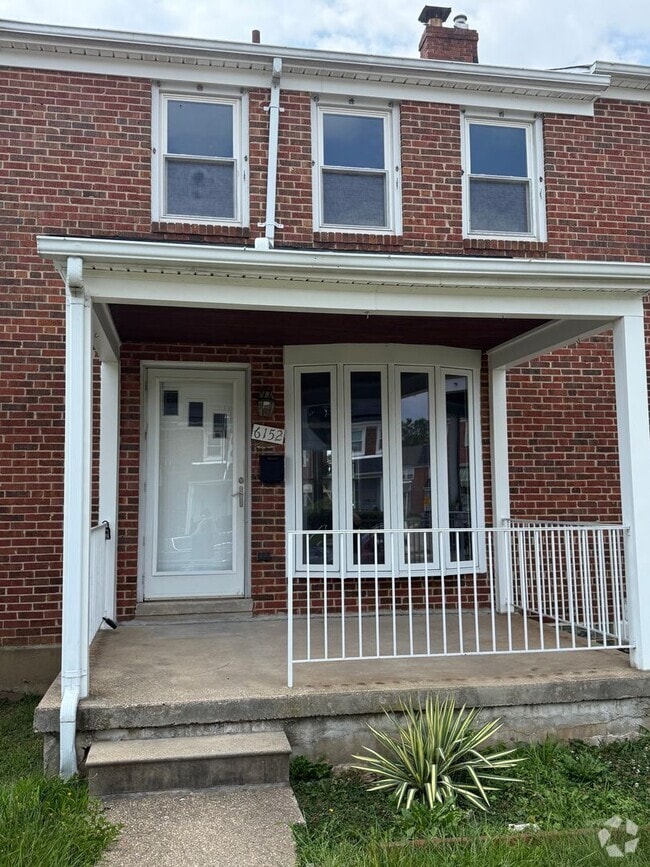 Building Photo - Updated Glen Oaks Townhome with Finished B...