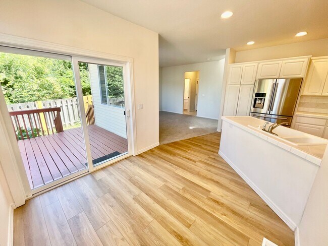 Building Photo - Stylish Bull Mountain Home – 3 Bed, 2.5 Ba...