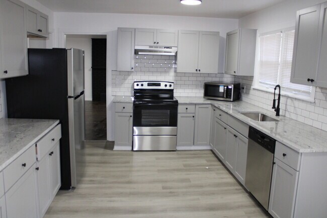 Building Photo - Spacious 4 Bedroom, 3 Full Bath Home In In...