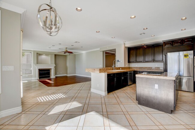 Building Photo - COMING SOON!! $1000 off 1st months Rent Guard-Gated Golf Course Living on the 14th Green!