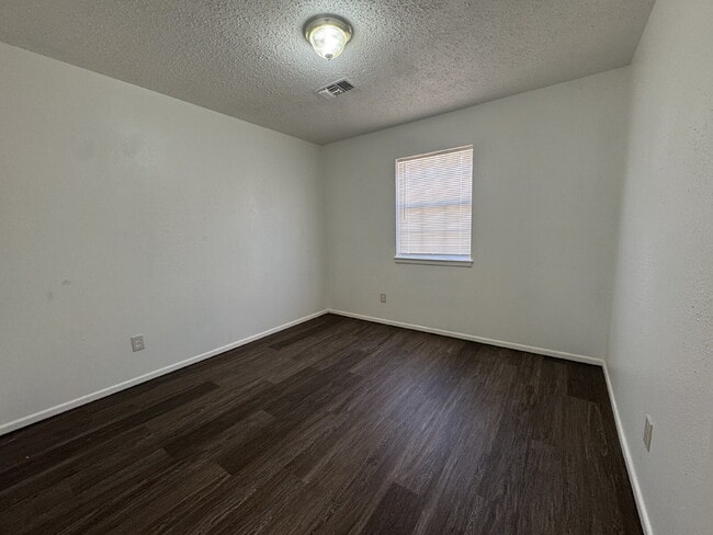 Building Photo - "Charming & Cozy 2-Bedroom Home in Lorenzo...