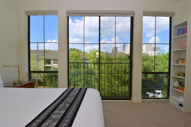 Building Photo - One-of-a-Kind Townhome in Desirable Midtown!