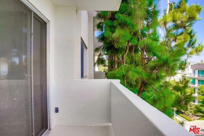 Building Photo - 435 N Oakhurst Dr