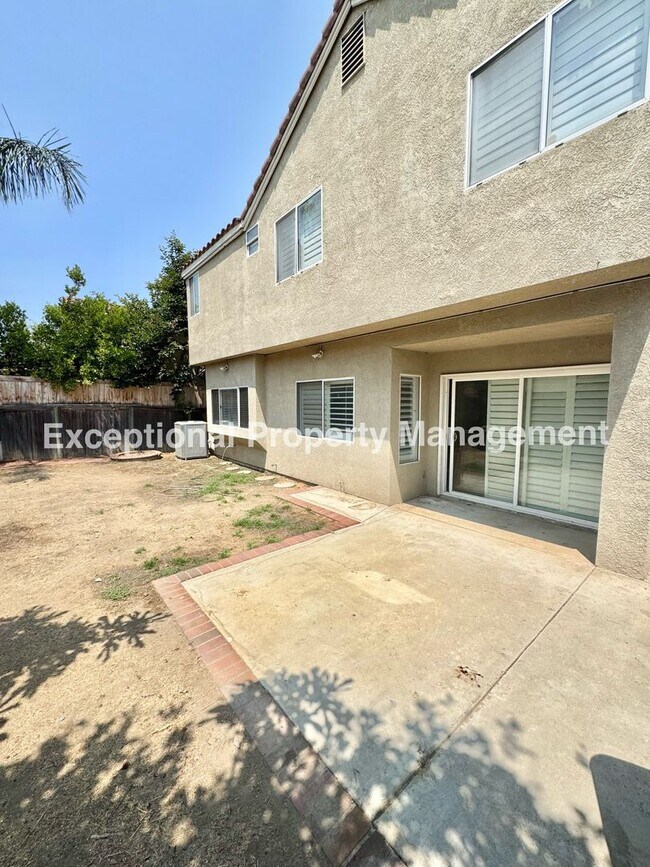 Building Photo - Great 4 bed 3 bath home in Fontana