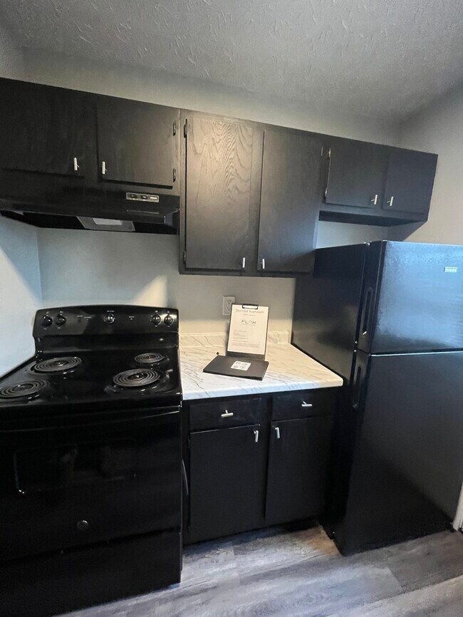 Building Photo - 2-Bedroom Townhome