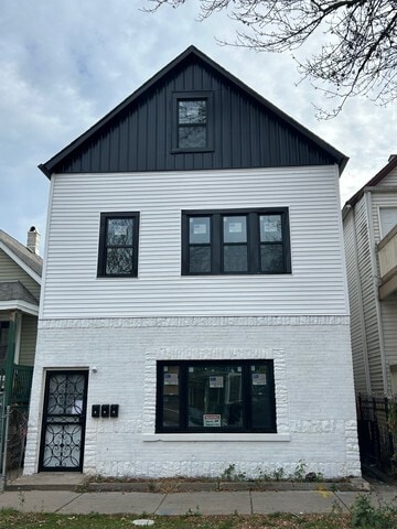 Primary Photo - 8819 S Escanaba Ave