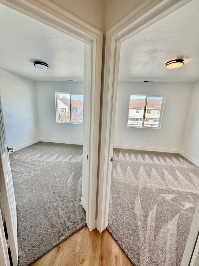Building Photo - Remodeled 3-BR Lexington Townhome - End Unit