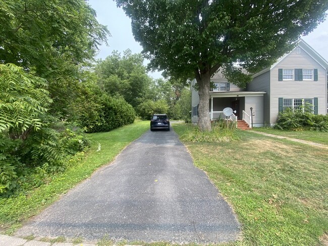 Building Photo - Beautiful 4 bedroom 1.5 bath located in th...