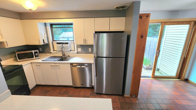 Building Photo - 237 Allen Ave