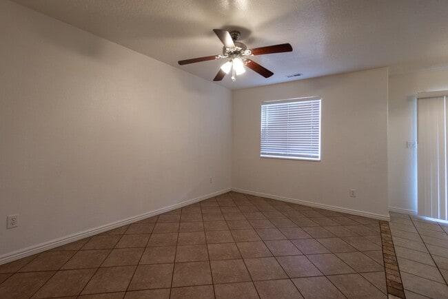 Building Photo - Hidden Valley Townhome For Rent!