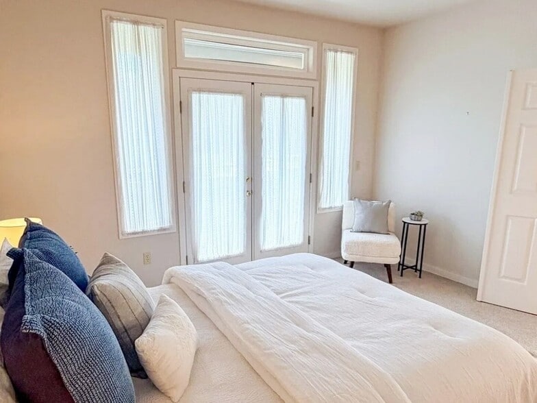 Building Photo - 60 Fairway Ln