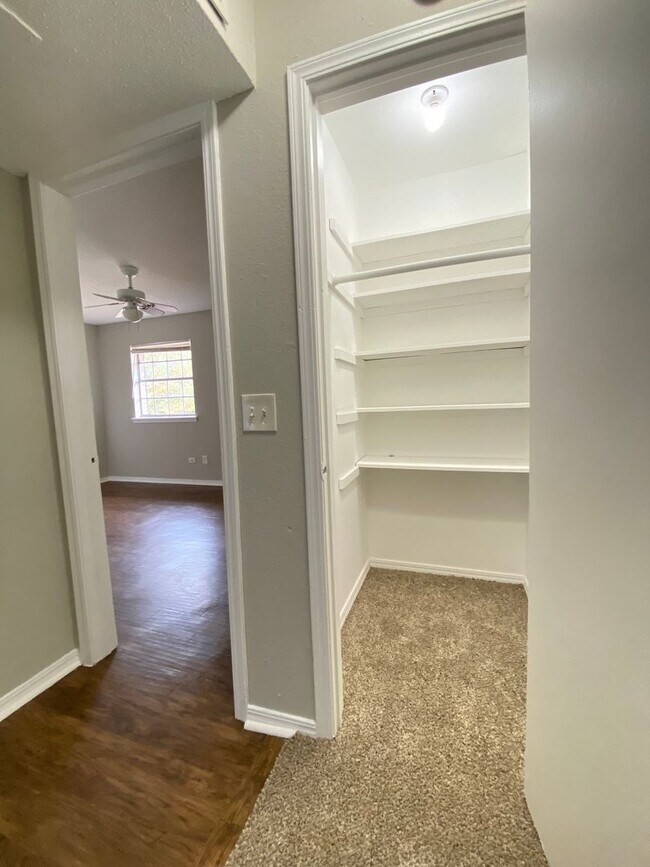 Building Photo - 2 Bedroom 1.5 Bath Apt at the Monterey Square Apts NW OKC