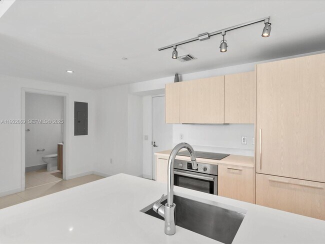 Building Photo - 501 NE 31st St