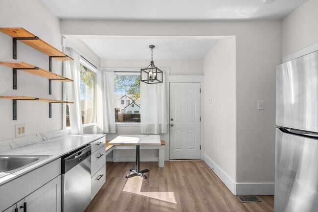 Building Photo - Great Location! Northtown Charmer!